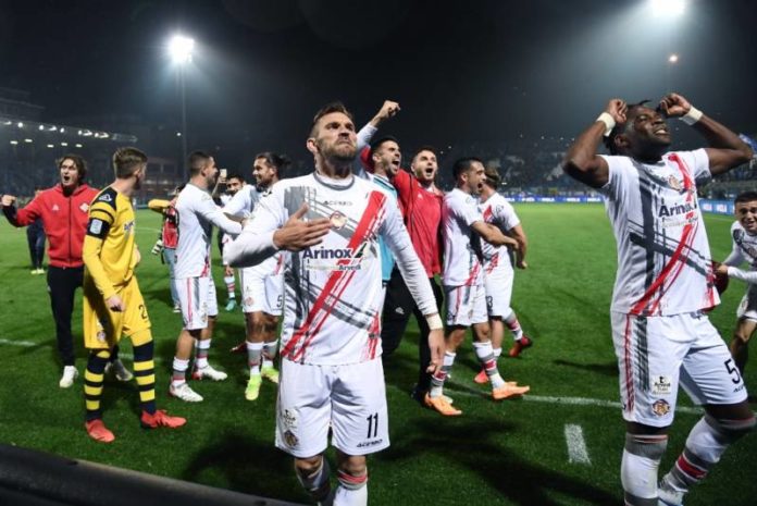 Cremonese_esultanza_squadra_foto